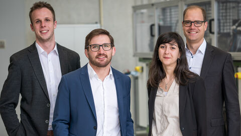 Gründer von HCP Sence Gründer (3 Männer und eine Frau) im Anzug von HCP Sense