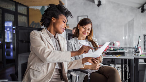 Technologie- und Schutzrechtsberatung Zwei Frauen besprechen sich über ein Dokument