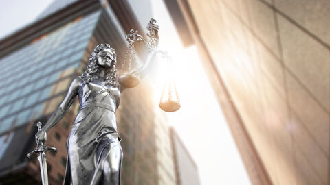 Justitia Statue vor Hochhaus