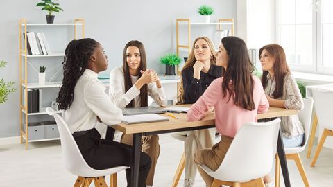 Female Founders Monitor 2025 Frauen sitzen gemeinsam am Tisch und besprechen sich