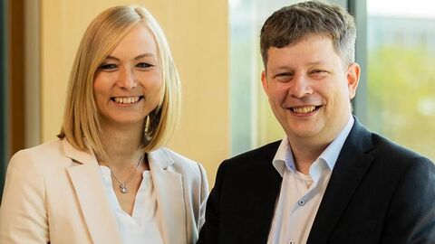 Dr. Christian Walter und Anja Schröpfer von FLEXFY GmbH sind Sieger in der Kategorie »Innovative Geschäftsidee«. Dr. Christian Walter und Anja Schröpfer von FLEXFY GmbH sind Sieger in der Kategorie »Innovative Geschäftsidee«.