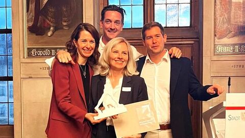 Svenja Büsching, Leonie Godard, Hermann Wagner und Ullrich Kastner von der Croowy GmbH sind Preisträger:in in der Kategorie »Innovative Geschäftsidee«. Svenja Büsching, Leonie Godard, Hermann Wagner und Ullrich Kastner von der Croowy GmbH sind Preisträger:in in der Kategorie »Innovative Geschäftsidee«.