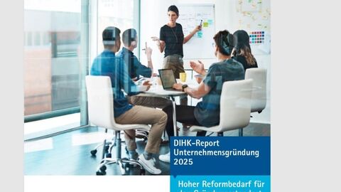 Menschen sitzen in einer Besprechung