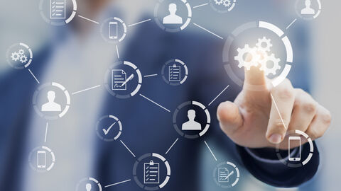 Netzwerkdarstellung mit Person, die Zahnräder antippt