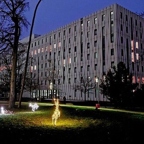 Gebäude HOLM bei Nacht